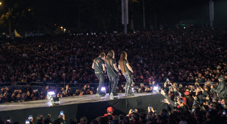 Recreación editorial de Dismember sobre el escenario Plaza, vista desde lejos