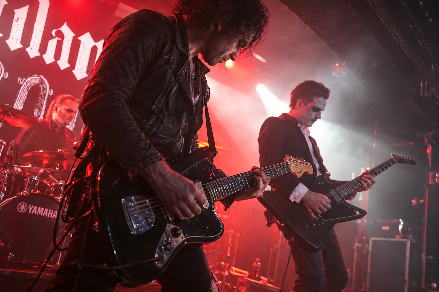 Recreación editorial de las guitarras y la iluminación del concierto.