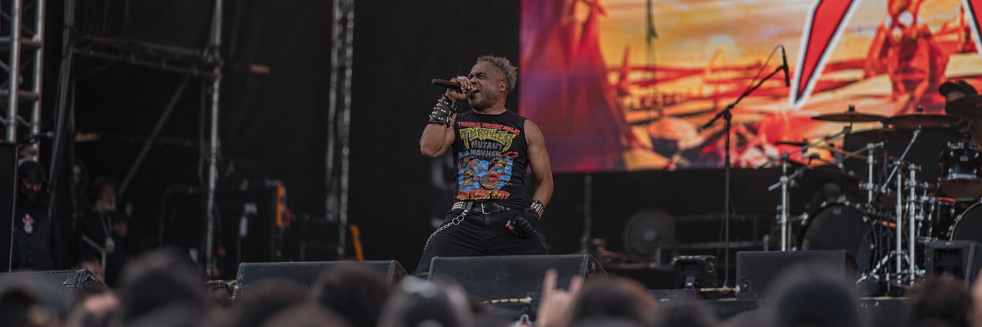 Recreación editorial de Hirax, encuadre completo de la misma imagen