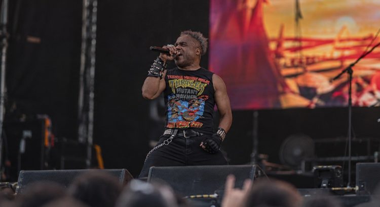 Recreación editorial de Hirax en el escenario Plaza, desde un punto distante
