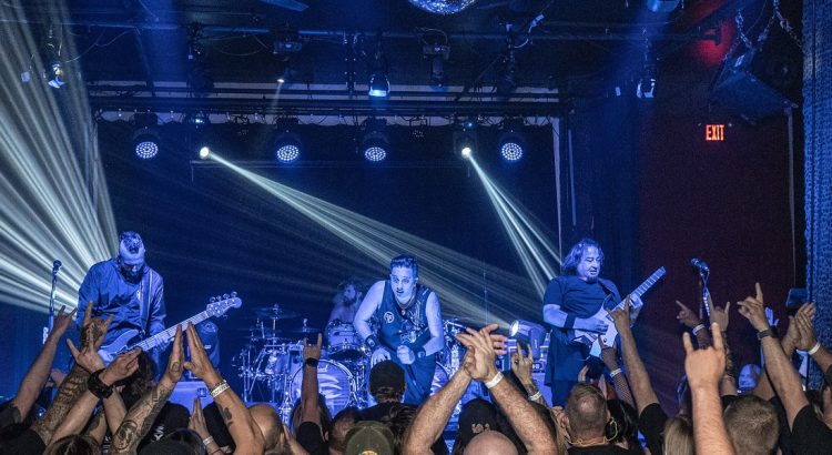 Fear Factory durante un concierto en The Regency Live en 2025