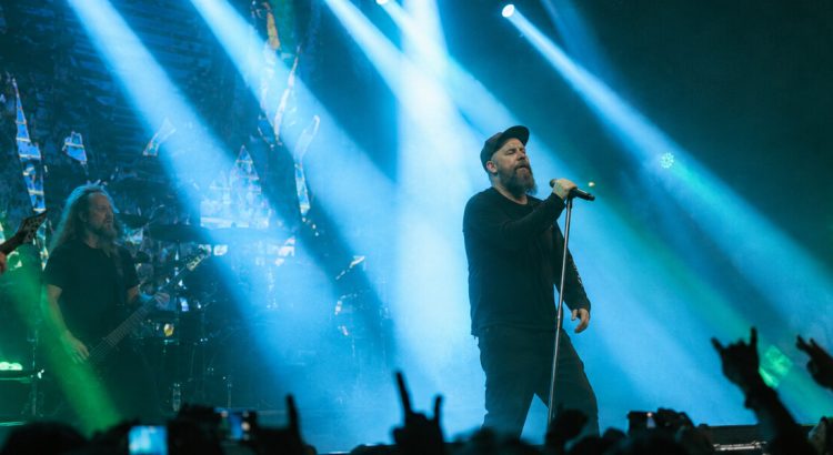 Recreación editorial de la iluminación de In Flames en el Royal Center.
