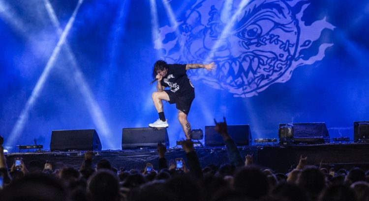 Recreación editorial del concierto de Madball en el escenario Bio, vista desde el público