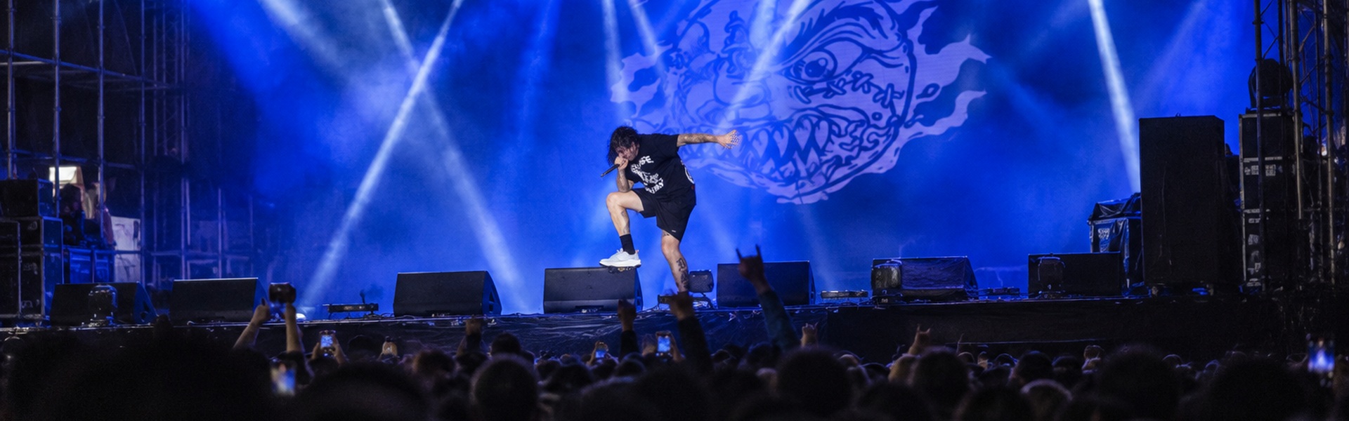 Recreación editorial del concierto de Madball en el escenario Bio, vista desde el público