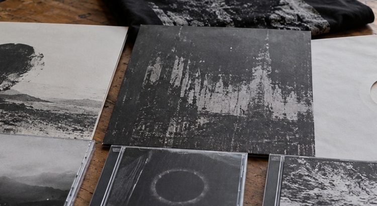 Discos y mercancía independiente sobre una mesa
