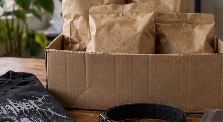 Discos, una camiseta negra y alimentos para animales sobre una mesa