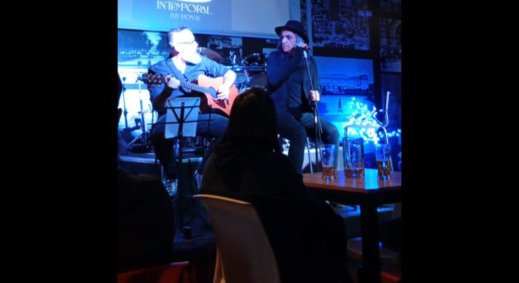Morti y su acompañamiento de guitarra en Rockxy Bar, Bogotá, el 17 de octubre de 2026