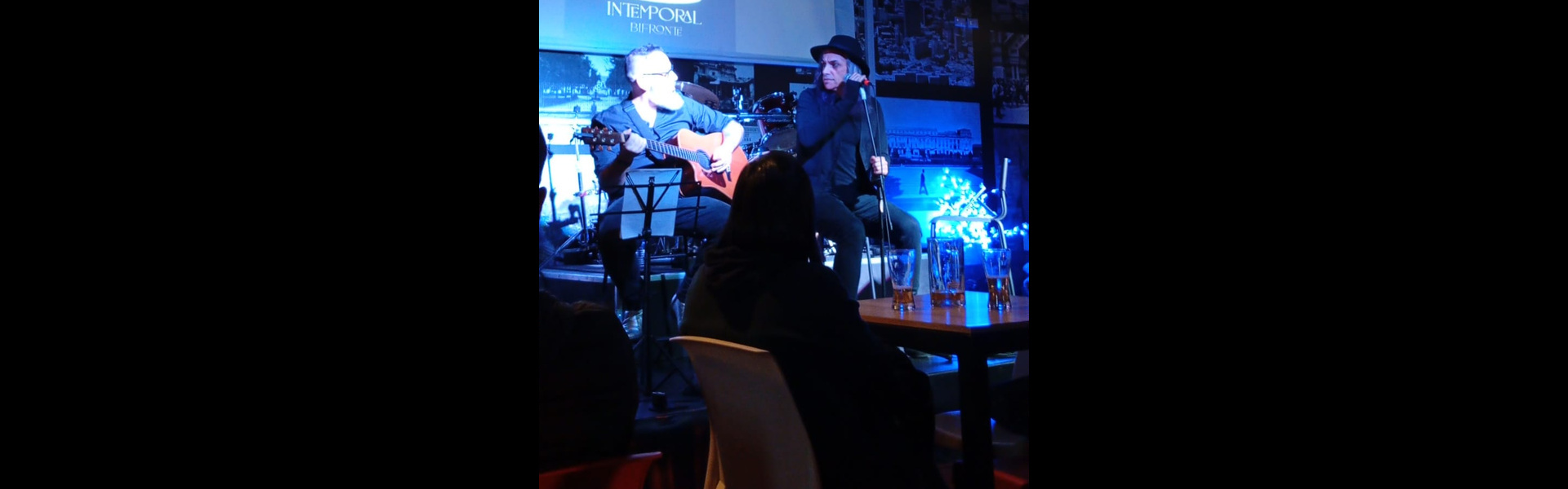 Morti y su acompañamiento de guitarra en Rockxy Bar, Bogotá, el 17 de octubre de 2026