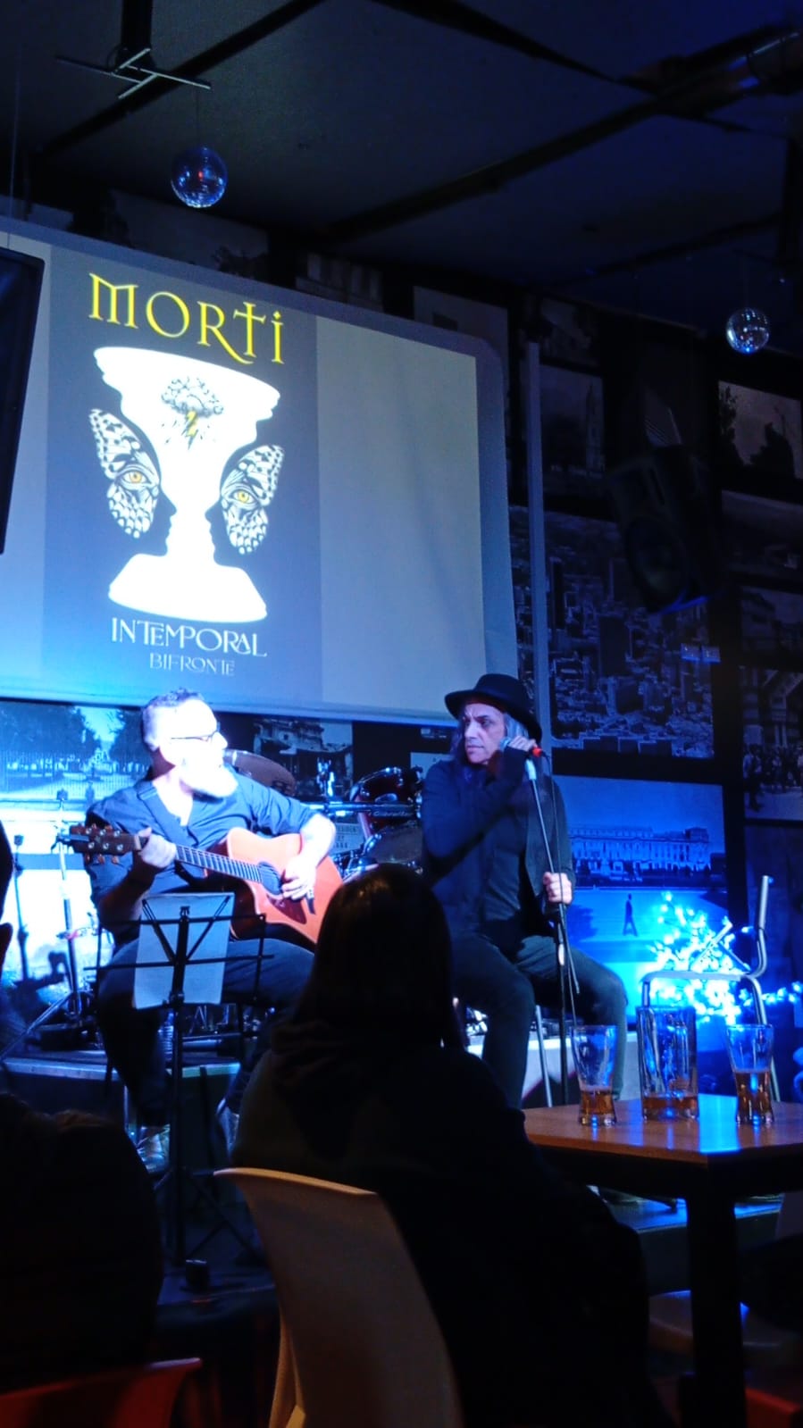 Morti y su acompañamiento de guitarra en Rockxy Bar, Bogotá, el 17 de octubre de 2026